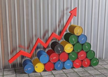 Oil Tops US$100 as Iran Conflict Threatens Strait of Hormuz Supply Route