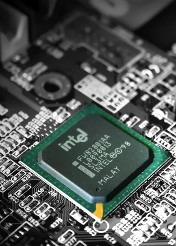Intel stock forecast: $150 bull case, $90 bear case for 2026